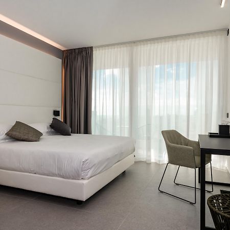 J44 Lifestyle Hotel Lido di Jesolo Exterior foto A room at the hotel