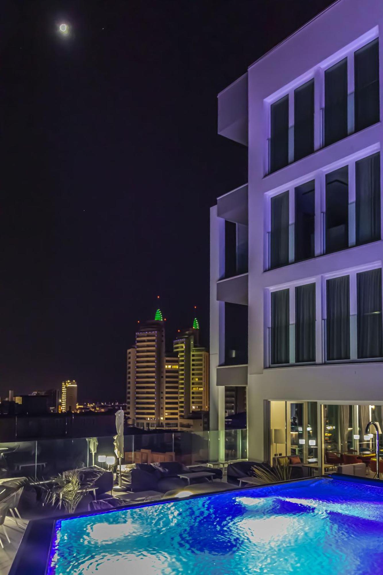 J44 Lifestyle Hotel Lido di Jesolo Exterior foto The hotel at night