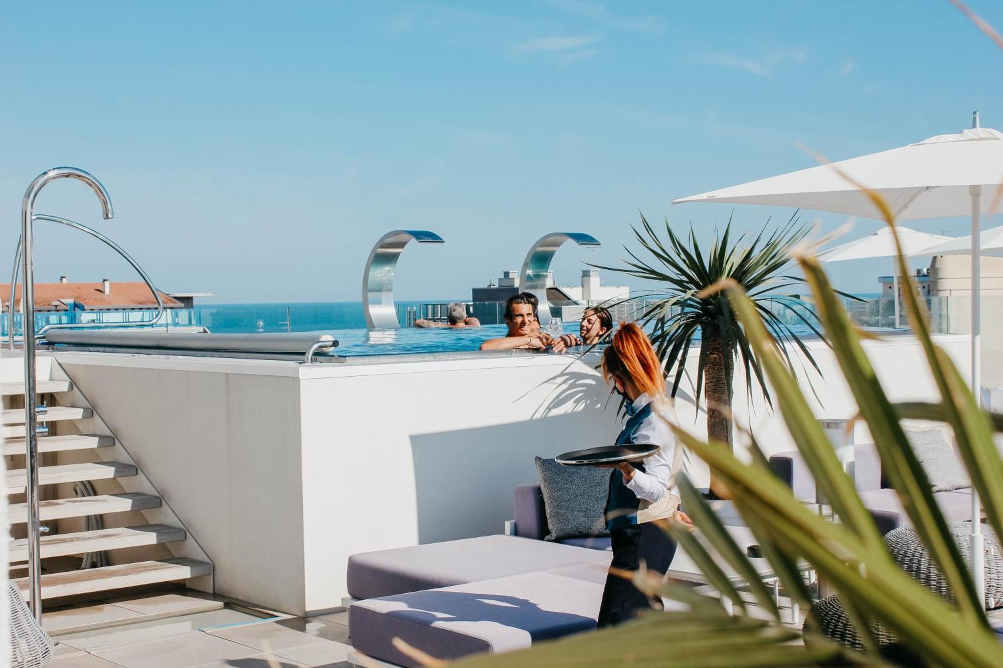 J44 Lifestyle Hotel Lido di Jesolo Exterior foto Rooftop pool at the Hotel